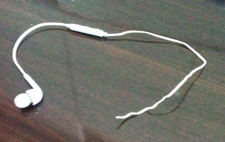Fone de ouvido do celular da v&iacute;tima chegou a quebrar com a&ccedil;&atilde;o do criminoso &ndash; Foto: Luis Gustavo/Jornal da Nova